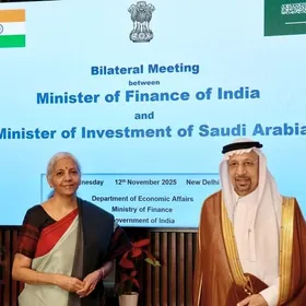 وزير الاستثمار السعودي خالد الفالح ووزيرة المالية والشؤون المؤسسية الهندية نيرمالا سيترامان في نيودلهي 12 نوفمبر 2025 - منصة "X"