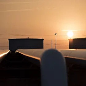 شروق الشمس من خلف الصهاريج في محطة كوشينغ لتخزين النفط في أوكلاهوما، الولايات المتحدة  - المصدر: بلومبرغ