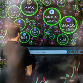 شاب ينظر إلى شاشة تعرض أسعار العديد من العملات الرقمية والمشفرة - بلومبرغ