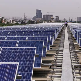 ألواح للطاقة الشمسية - المصدر: بلومبرغ