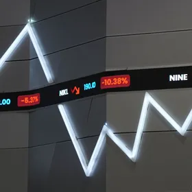 شاشة تعرض تحركات الأسهم في بورصة إندونيسيا في جاكرتا، يوم الثلاثاء 8 أبريل 2025. - بلومبرغ