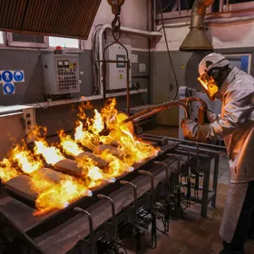 عامل يصب الذهب المصهور في قالب أثناء صب سبائك الذهب في مصنع "كراستفتمت" للمعادن في كراسنويارسك، روسيا - المصدر: بلومبرغ