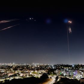 الدفاعات الجوية الإسرائيلية تحاول اعتراض صواريخ إيرانية في سماء تل أبيب. 15 يونيو 2025 - رويترز 