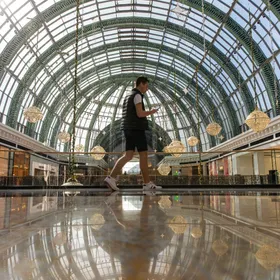 متسوق في مول الإمارات الذي تديره مجموعة ماجد الفطيم، دبي، الإمارات العربية المتحدة - بلومبرغ