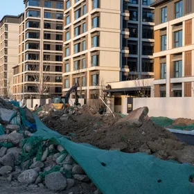 أعمال طرق خارج المجمع السكني "فانكي دونغلو" الذي جرى الانتهاء من إنجازه حديثاً في بكين، الصين - بلومبرغ