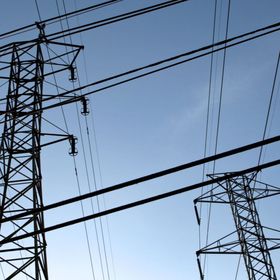 خطوط نقل الكهرباء ذات الجهد العالي - المصدر: بلومبرغ