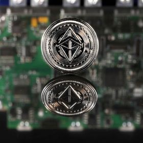 مسكوكة معدنية ترمز إلى عملة إيثريوم - المصدر: بلومبرغ