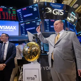 كريس رودي، مؤسس شبكة الأخبار  ”نيوزماكس“، يحمل مطرقة بعد قرع جرس احتفالي في بورصة نيويورك في 3 أبريل - بلومبرغ