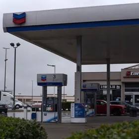 إحدى محطات الوقود التابعة لشركة شيفرون في مدينة هيوستن بولاية تكساس الأمريكية - المصدر: بلومبرغ