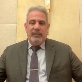 كامل العوضي، نائب الرئيس الإقليمي لأفريقيا والشرق الأوسط في "الاتحاد الدولي للنقل الجوي" خلال مقابلة مع "الشرق". - الشرق