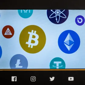 شعارات عدد من العملات المشفرة معروضة على شاشة ماكينة صراف آلي داخل بورصة للعملات المشفرة في برشلونة، إسبانيا - المصدر: بلومبرغ