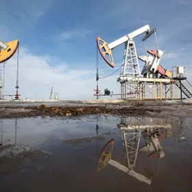 رافعات ضخ النفط في أحد حقول النفط في روسيا - المصدر: بلومبرغ