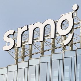 شعار المجموعة السعودية للأبحاث والإعلام (srmg) يتصدر واجهة مقر الشركة في برج ضمن مركز الملك عبدالله المالي بالرياض، المملكة العربية السعودية (المصدر: أرقام) - الشرق