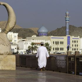 مواطن عماني يسير على طول كورنيش مدينة مسقط القديمة، سلطنة عُمان - المصدر: بلومبرغ