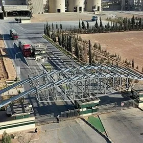 شاحنات تخرج من مصنع شركة إسمنت البادية في ريف دمشق - وكالة الأنباء العربية السورية (سانا)