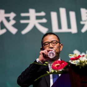 تشونغ شانشان، رئيس مجلس إدارة شركة "نونغفو سبرينغ" - المصدر: بلومبرغ