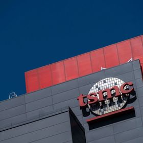 لافتة شعار شركة "TSMC" تعلو المقر الرئيسي للشركة في مقاطعة هسينشو، تايوان - المصدر: بلومبرغ