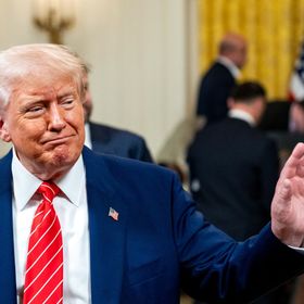 الرئيس الأميركي دونالد ترمب يلوح بيده في البيت الأبيض. 8 مايو 2025 - بلومبرغ