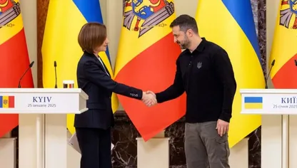 الرئيس الأوكراني فولوديمير زيلينسكي ورئيسة مولدوفا مايا ساندو قبل اجتماعهما في كييف 25 يناير 2025 - Getty Images