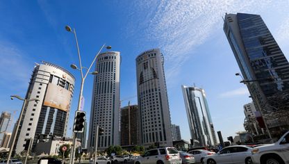 حركة المرور أمام مبان حكومية بجوار أبراج شاهقة في العاصمة القطرية الدوحة، يوم 21 ديسمبر 2021 - المصدر: رويترز