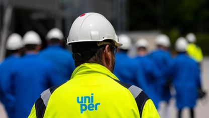 موظفون بشركة "يونيبر" خلال جولة في منشأة تخزين الغاز الطبيعي "يونيبر بيرفانغ" في موولدورف، ألمانيا، يوم الجمعة 10 يونيو 2022. - المصدر: بلومبرغ