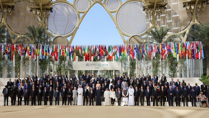 صورة تجمع قادة العالم ورؤساء المنظمات المشاركة بمؤتمر "كوب 28" في دبي، الإمارات العربية المتحدة (1 ديسمبر 2023) - المصدر: حساب قمة "كوب 28" على منصة إكس