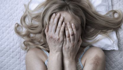 التكلفة الاقتصادية للعنف المنزلي تفوق المليارات - المصدر: بلومبرغ