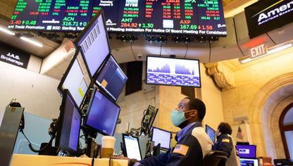 المتداولون في قاعة بورصة نيويورك (NYSE) في نيويورك ، الولايات المتحدة. - المصدر: بلومبرغ