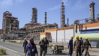 عمال في منشأة تابعة لشركة "نايارا إنرجي" (Nayara Energy Ltd) قرب فادينار، ولاية غوجارات، الهند - بلومبرغ