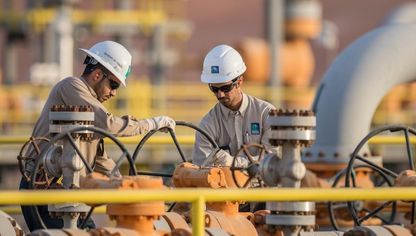 مهندسان في ميدان العمل في أحد مشاريع شركة أرامكو السعودية في المنطقة الشرقية من المملكة - المصدر: بلومبرغ