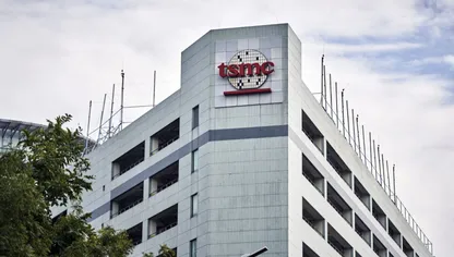 شعار شركة "تايوان لصناعة أشباه الموصلات" أعلى مبنى في مجمع هسينشو العلمي في هسينشو، تايوان - المصدر: بلومبرغ