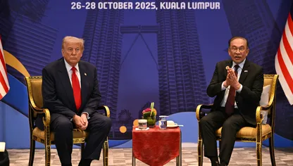 الرئيس الأميركي دونالد ترمب ورئيس الوزراء الماليزي أنور إبراهيم خلال اجتماعهما في 26 أكتوبر 2025 - AFP