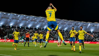 البرتغالي رونالدو يحتفل بتسجيله هدفاً لنادي النصر في مرمى الاتفاق خلال مباراة الفريقين ببطولة الدوري السعودي هذا الموسم - الشرق/بلومبرغ