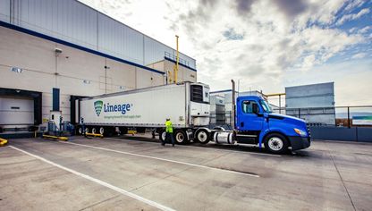 شاحنة مبردة تصل إلى منشأة مستودع تابعة لشركة "Lineage Logistics" - بلومبرغ