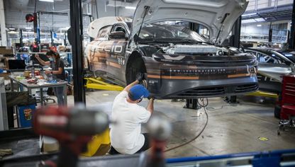 عمال يقومون بتجميع نموذج السيارة الكهربائية "لوسيد إير" في مصنع شركة "لوسيد موتورز" الأميركية بمدينة نيوارك في ولاية كاليفورنيا - المصدر: بلومبرغ