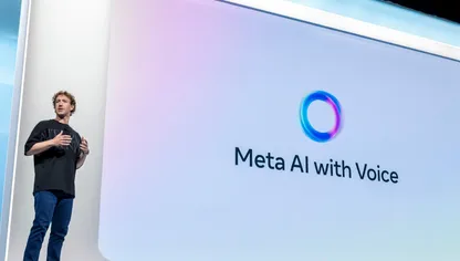 مارك زوكربيرغ، الرئيس التنفيذي لشركة "ميتا بلاتفورمز"، يتحدث خلال فعالية "ميتا كونيكت" سبتمبر 2024. تظهر في الخلفية عبارة خدمة "ميتا إيه آي" الصوتية القائمة على الذكاء الاصطناعي - بلومبرغ