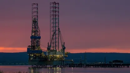 منصة حفر بحرية متنقلة في ميناء كرومارتي فيرث في كرومارتي، المملكة المتحدة - المصدر: بلومبرغ