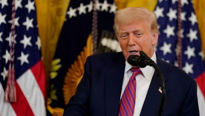الرئيس الأميركي دونالد ترمب أثناء حديثه خلال حفل توقيع قانون "GENIUS ACT" في الغرفة الشرقية للبيت الأبيض في واشنطن العاصمة، الولايات المتحدة،  18 يوليو 2025 - بلومبرغ