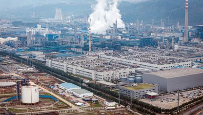 أبخرة تتصاعد من محطة غاز طبيعي مسال تابعة لشركة "إي إن إن ناتشورال غاز كو" (ENN Natural Gas Co) في الصين - بلومبرغ