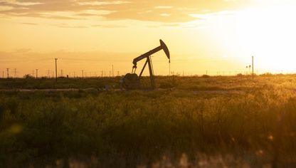 رافعة ضخ النفط خارج ميدلاند، تكساس، الولايات المتحدة - المصدر: بلومبرغ