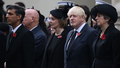 رئيس الوزراء البريطاني الحالي ريشي سوناك ورؤساء الوزراء السابقين ليز ترس وبوريس جونسون وتيريزا ماي أثناء مراسم "أحد الذكرى"  - المصدر: غيتي إيمجز