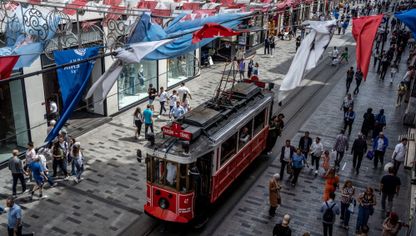 ترام يمر  بين المتسوقين في شارع الاستقلال في اسطنبول، تركيا - المصدر: بلومبرغ