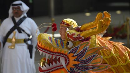 أحد أعضاء فرق الرقص الصينية يحمل رأس التنين خلال أحد المراسم في السعودية - المصدر: أ.ف.ب