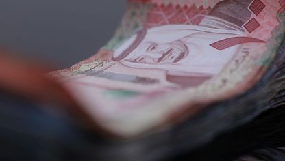 أوراق نقد من فئة 100 ريال سعودي - المصدر: بلومبرغ