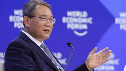 رئيس الوزراء الصيني لي تشيانغ يتحدث خلال المنتدى الاقتصادي العالمي في دافوس، سويسرا - بلومبرغ