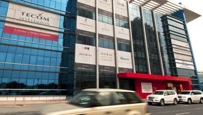 المقر الرئيسي لشركة "دبي القابضة" ويظهر على واجهة المبنى شعارات الشركات التابعة مثل "تيكوم" و"مدينة دبي للإنترنت"و"مدينة دبي للإعلام" و"مدينة دبي للاستوديوهات" و"مدينة دبي للمعرفة" - المصدر: بلومبرغ