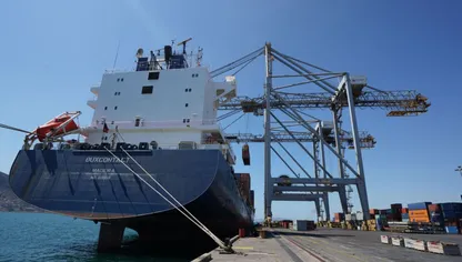 سفينة راسية بميناء عدن جنوب اليمن  - المصدر: بلومبرغ