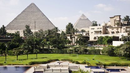 أهرامات الجيزة كما بدت من حديقة فندق 'مينا هاوس' في القاهرة، مصر - المصدر: بلومبرغ