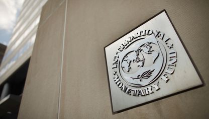 شعار صندوق النقد الدولي على حائط في المقر الرئيسي في واشنطن - المصدر: بلومبرغ