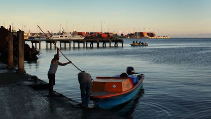 قارب يرسو على شاطئ هونيارا في جزر سليمان - المصدر: غيتي إيمجز